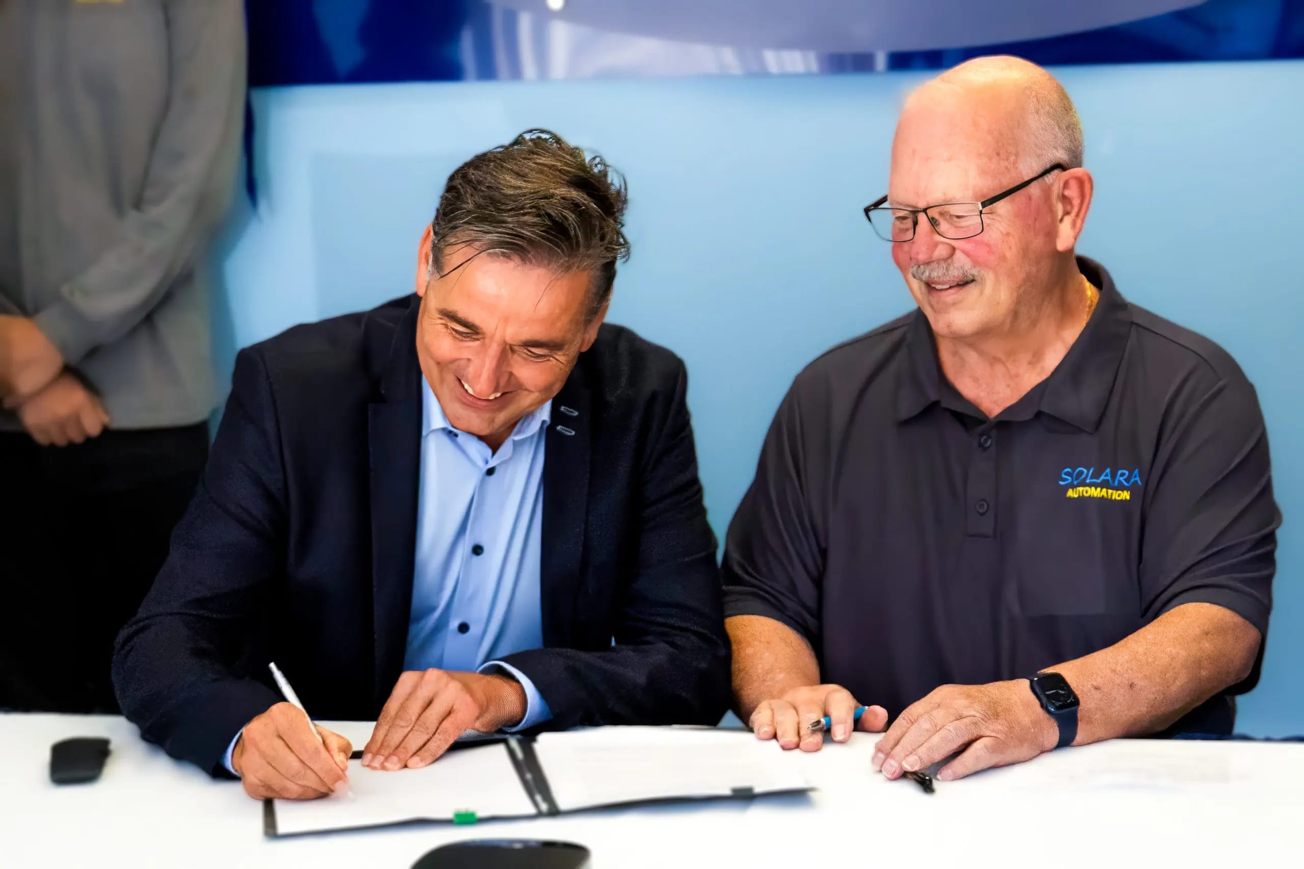 Signing-Ceremony-Frank-Mulders-AAE-left-en-Steve-Crouch-Solara-Automation-right-scaled.jpg